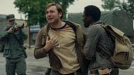 Ray Garraty čelí vojákům, když napětí rostou na dlouhé procházce. (Obrázek přes filmy Lionsgate)